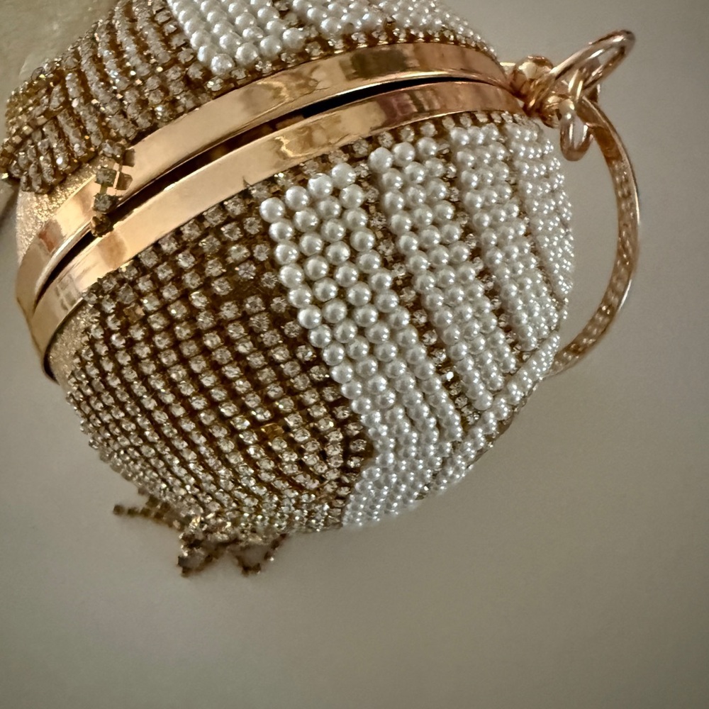 Elegant Pearl and Gold Evening Clutch - Picture 8 of 12